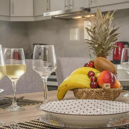 Leonidas Family 1 Apartment