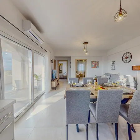 Leonidas Family 1 Apartment